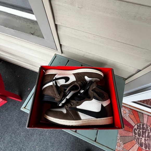 Athletic_Shoes